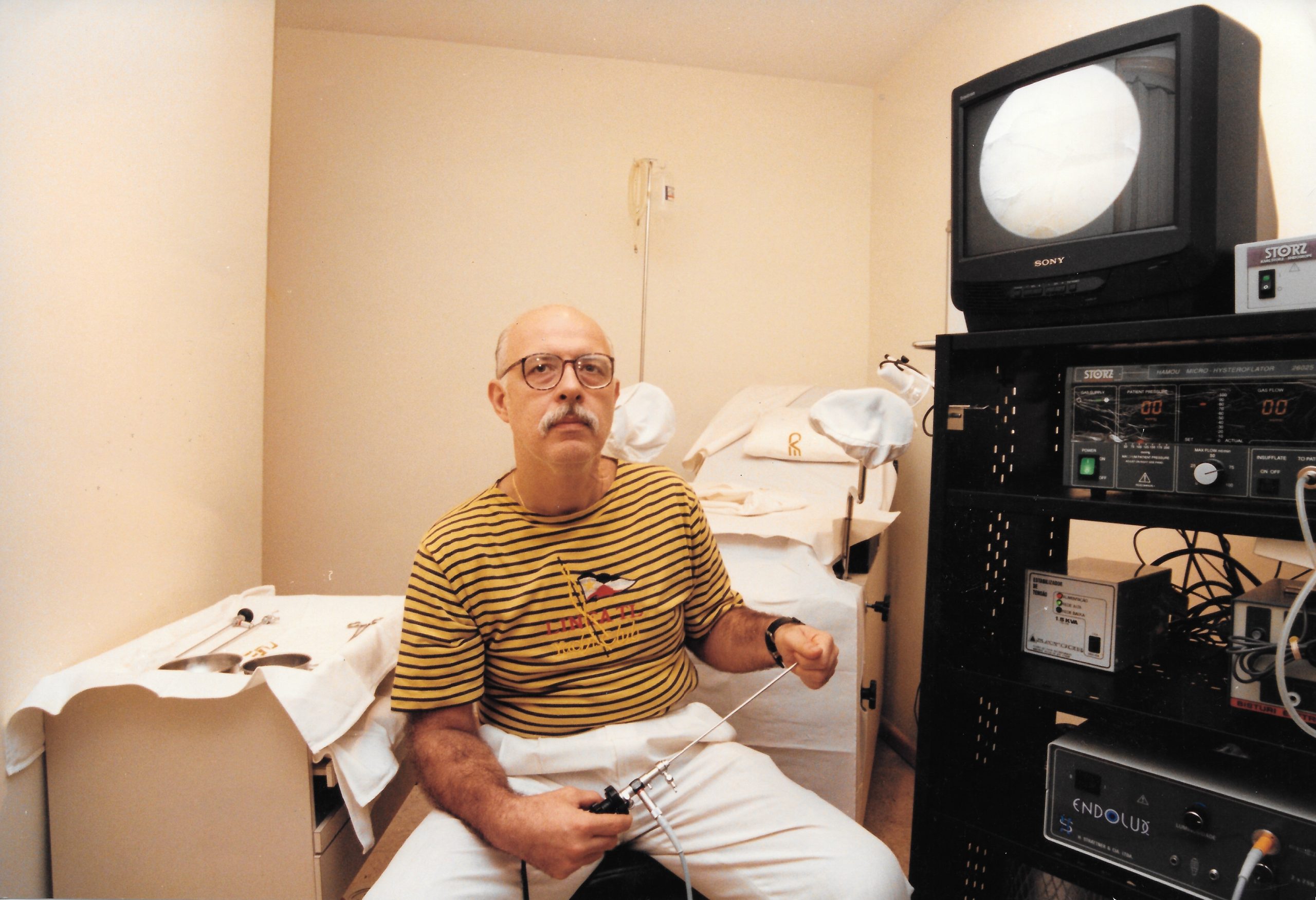 Dr. Claudio Crispi com os equipamentos de ensino em videolaparoscopia de 1995.